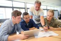 Un profesor dando clases a sus alumnos de Secundaria