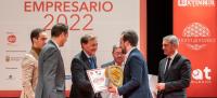 Alberto Gómez Barahona, Rector de la Universidad Isabel I, entregando el diploma al ganador del premio