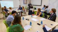 Jorge R. Mujico (de pie), vicerrector de Investigación de la Universidad Isabel I, durante el taller de la Escuela de Negocios y Talento